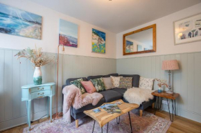 St Ives apartment very near beach with parking